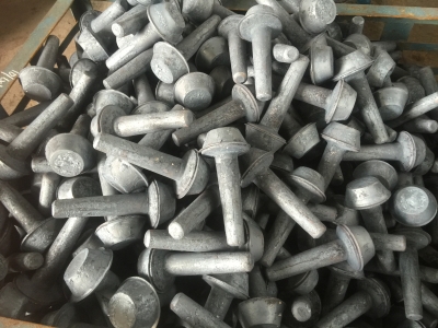 鍛件尺寸差異大，優(yōu)選力量范圍廣的壓力機